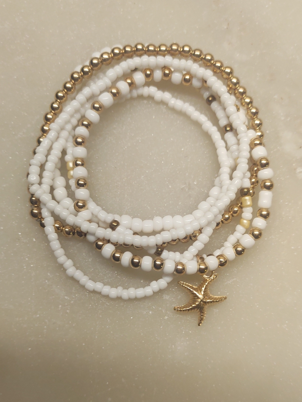 BOGO! NEW! Set Of 6 Beaded Stretch Bracelets White And Gold Stackable - Picture 3 of 3